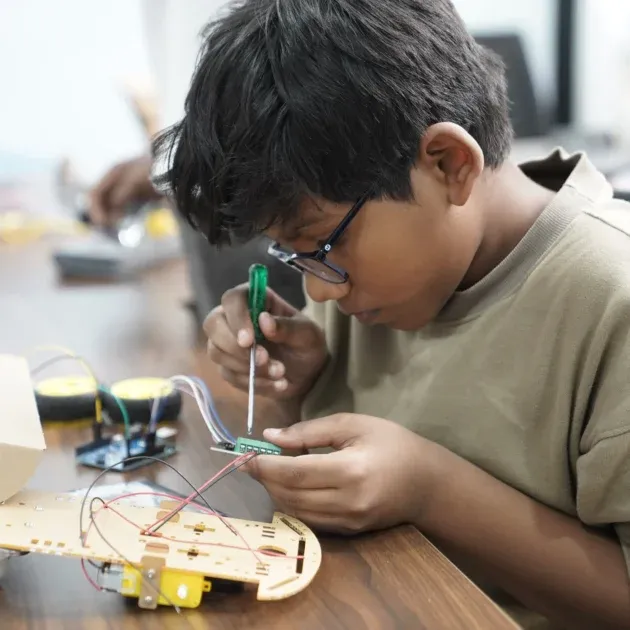 best-setm-robotics-course-for-kids-in-kochi-1-630x630.webp